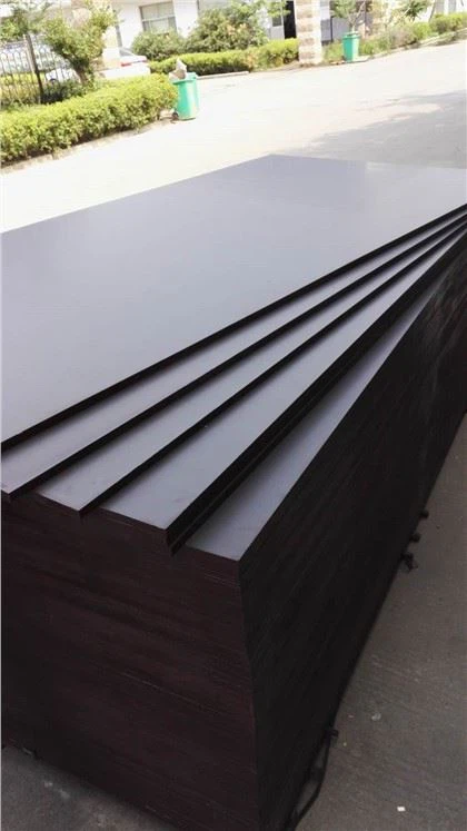 Plywood iffaċċjat film iswed li ma jgħaddix ilma minnu 4 'X8'